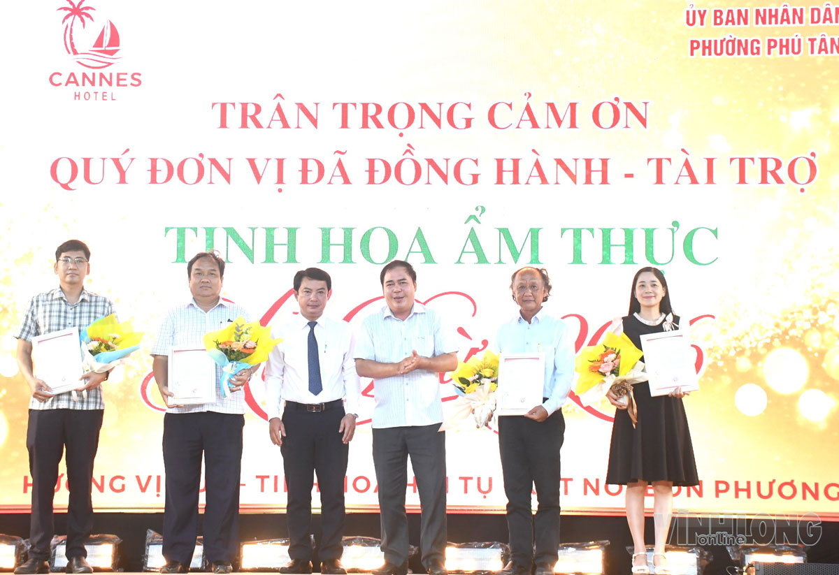 Ông Phan Văn Hải - Phó Chủ tịch UBND phường trao thư cảm ơn cho các doanh nghiệp, cơ quan, đơn vị đồng hành.