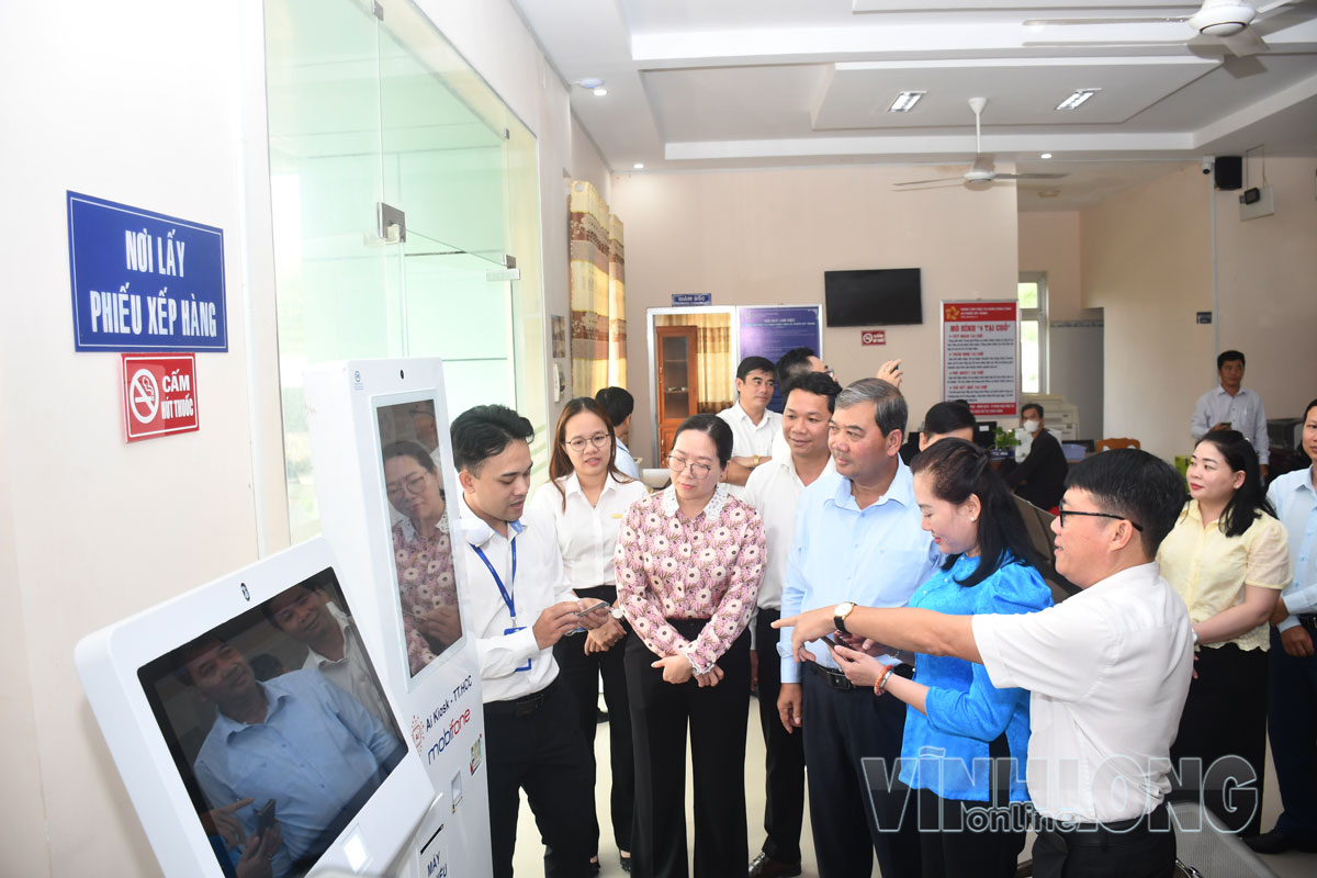 Đồng chí Kim Ngọc Thái - Phó Bí thư Tỉnh ủy, Chủ tịch Ủy ban MTTQ Việt Nam tỉnh Vĩnh Long cùng lãnh đạo các sở, ban ngành tỉnh, địa phương tham quan Trung tâm Phục vụ hành chính công xã Phước Mỹ Trung.