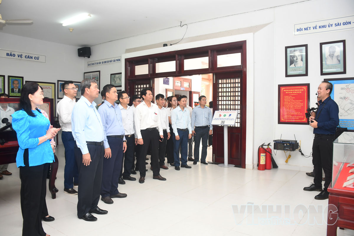 Đồng chí Kim Ngọc Thái - Phó Bí thư Tỉnh ủy, Chủ tịch Ủy ban MTTQ Việt Nam tỉnh Vĩnh Long cùng đại biểu tham quan Khu Di tích Y4.