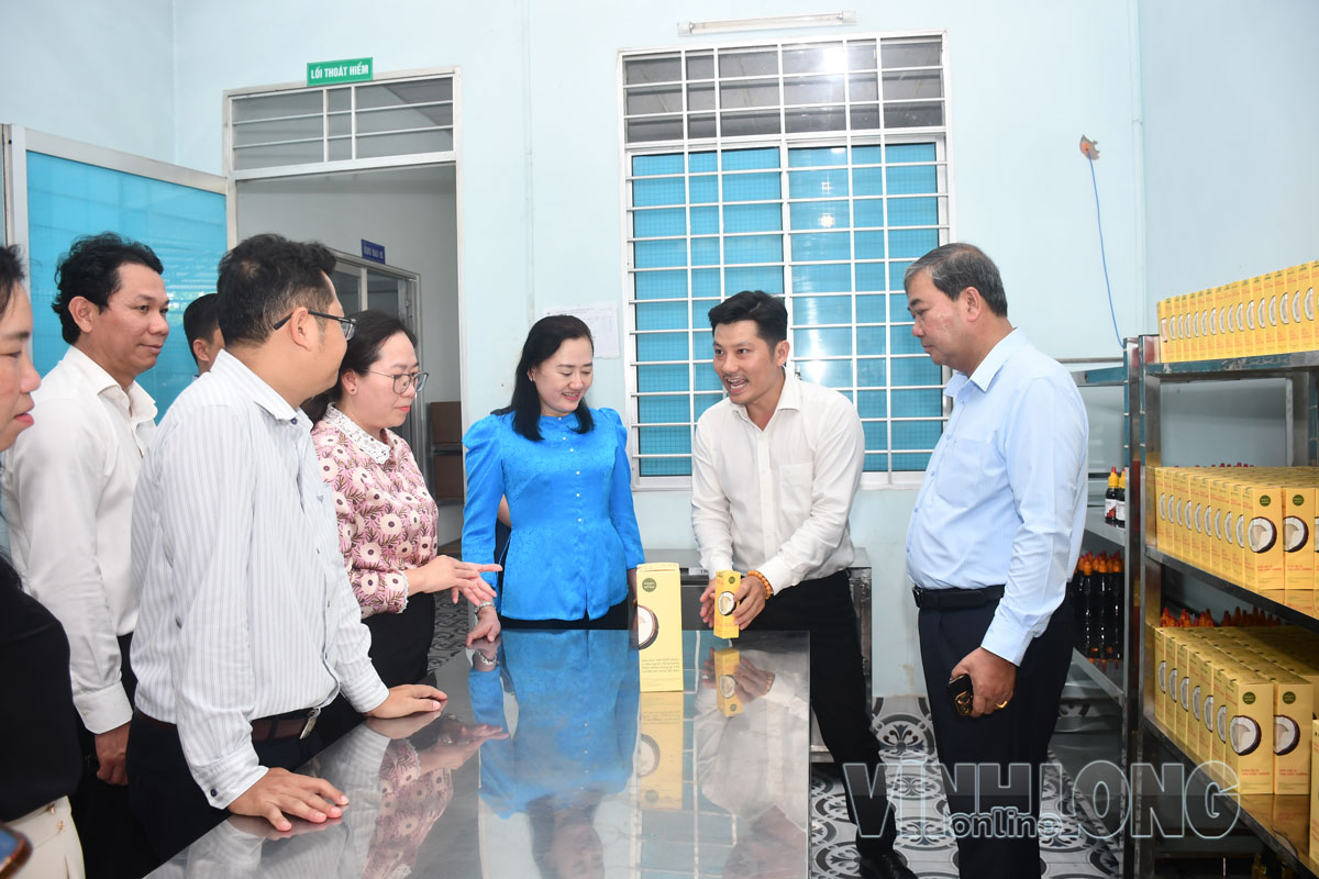  Đồng chí Kim Ngọc Thái - Phó Bí thư Tỉnh ủy, Chủ tịch Ủy ban MTTQ Việt Nam tỉnh Vĩnh Long cùng đại biểu tham quan các sản phẩm OCOP từ dừa tại Công ty TNHH Sản xuất Thương mại Nông sản Kim Long.

