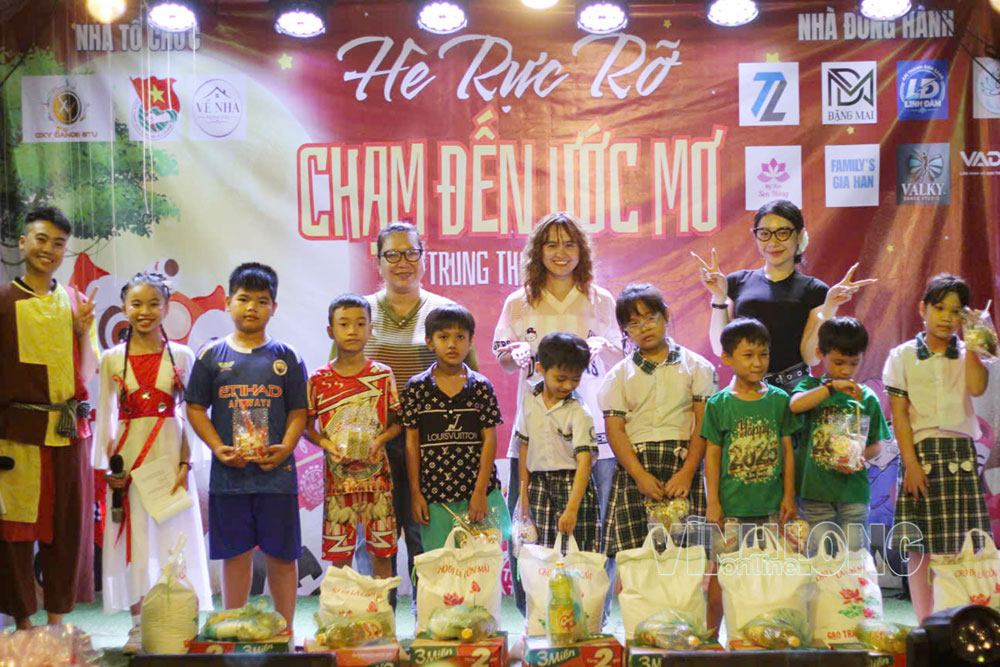 Ban tổ chức trao quà cho học sinh có hoàn cảnh khó khăn tại xã Tiên Thủy.