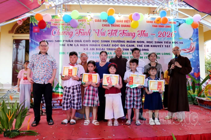 Xã An Ngãi Trung trao 1 ngàn phần quà Tết trung thu cho trẻ em, học sinh
