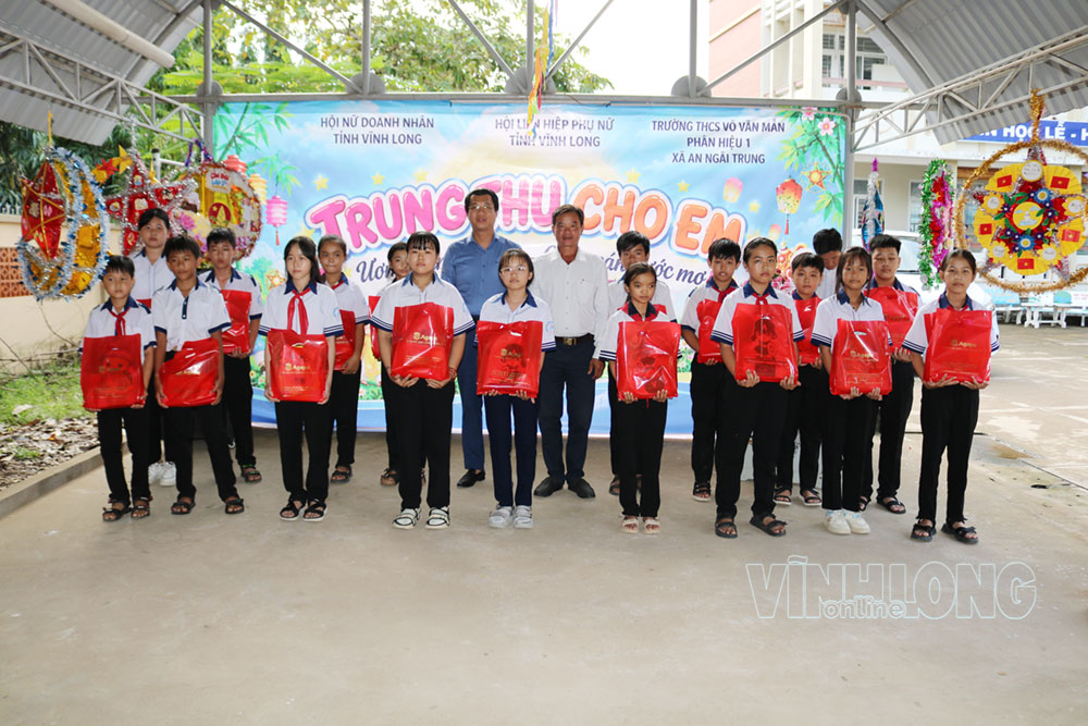 Các em học sinh Trường THCS Võ Văn Mẫn vui Tết Trung thu năm 2026.