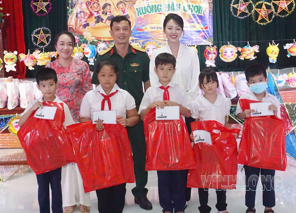 Học sinh có hoàn cảnh khó khăn nhận quà Trung thu tại chương trình.