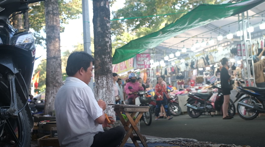 Cái sạp nhỏ nơi góc chợ đối với anh Phạm Hoàng Ca là một điều quý giá vì từ đây anh có thể lo cho vợ và các con.