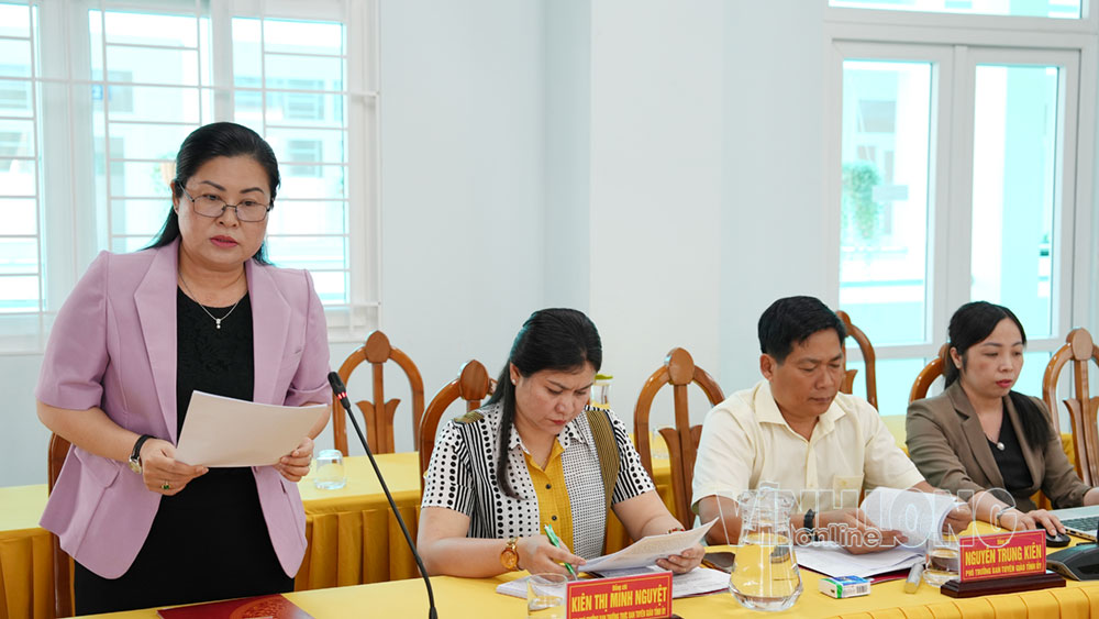 Đồng chí Nguyễn Thị Minh Trang - Ủy viên Thường vụ Tỉnh ủy, Trưởng Ban Tuyên giáo Tỉnh ủy - báo cáo tóm tắt kết quả thực hiện chức năng, nhiệm vụ của Ban trong 8 tháng.