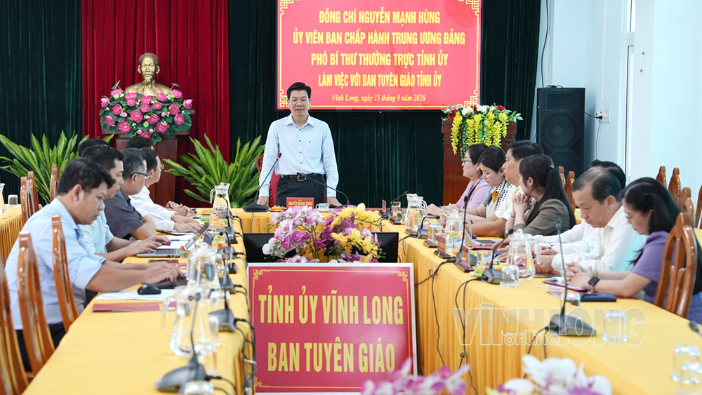 Phó Bí thư Thường trực Tỉnh ủy Nguyễn Mạnh Hùng phát biểu tại buổi làm việc với Ban Tuyên giáo Tỉnh ủy.
