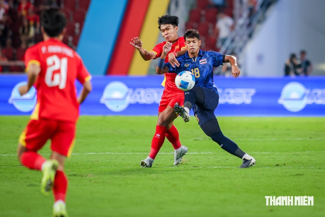 U.23 Thái Lan (áo xanh) trận thứ 2 liên tiếp bị thủng lưới sớm trong hiệp 1. ẢNH: NHẬT THỊNH