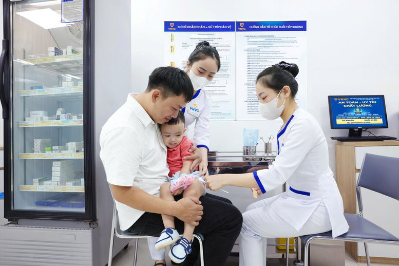 Trẻ 23 tháng tuổi được đưa đến VNVC tiêm vaccine tay chân miệng, ngày 25/9.