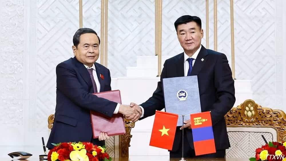 Chủ tịch Quốc hội Trần Thanh Mẫn và Chủ tịch Quốc hội Mông Cổ Sandag Byambatsogt ký kết Bản ghi nhớ hợp tác giữa Quốc hội Việt Nam và Quốc hội Mông Cổ. (Ảnh: Doãn Tấn/TTXVN)
