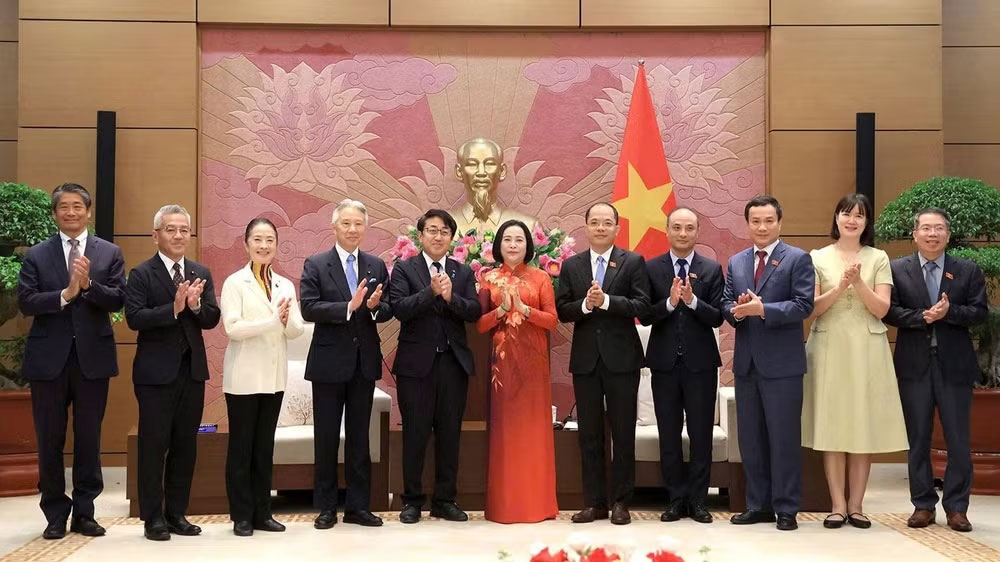 Phó Chủ tịch Quốc hội Nguyễn Thị Thanh chụp ảnh cùng các đại biểu. (Ảnh: CTV)
