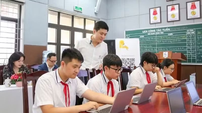 Học sinh Trường trung học cơ sở Giảng Võ (Hà Nội) trong giờ học mô hình trường học số. (Ảnh: THẾ ĐẠI)
