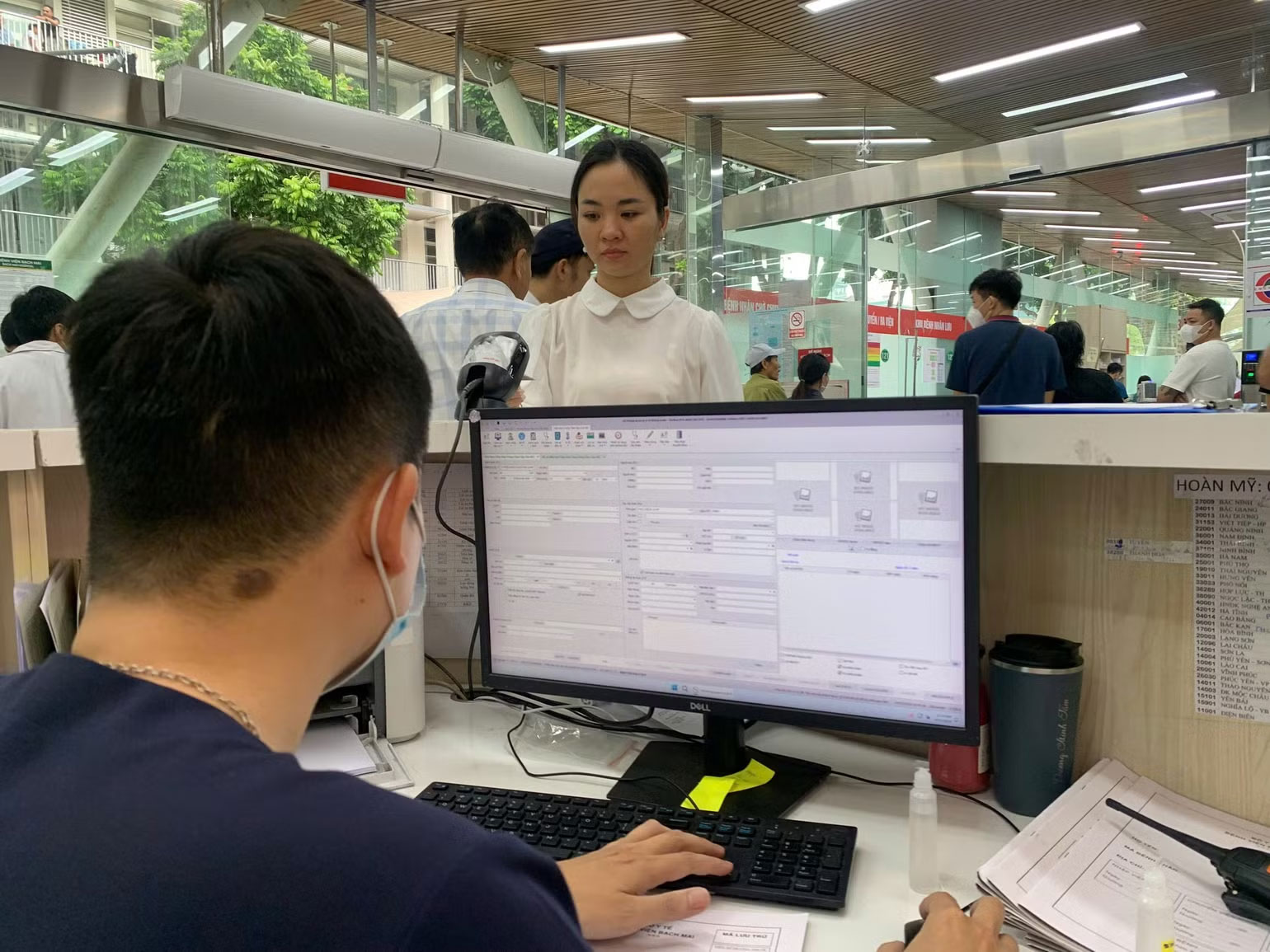 Trong bối cảnh đẩy mạnh chuyển đổi số như hiện nay, nhiều thông tin liên quan bảo hiểm y tế đã có thể khai thác từ các cơ sở dữ liệu quốc gia, cơ sở dữ liệu chuyên ngành. (Ảnh: TL)
