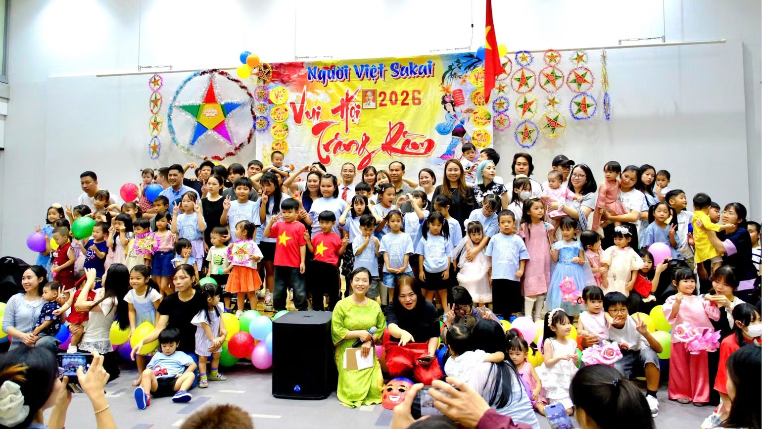 Hơn 100 em học sinh cùng các gia đình đã tham gia chương trình trong không khí vui tươi, ấm áp và đậm đà bản sắc văn hóa Việt Nam. (Ảnh: MY LÊ)

