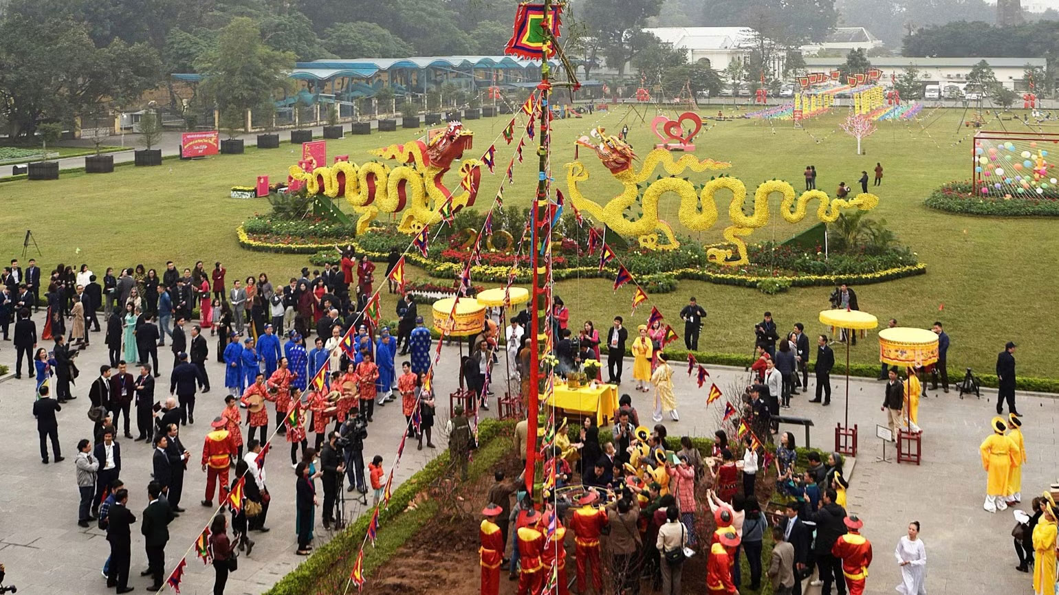 Nhân dịp năm mới, bà con kiều bào dâng hương và dựng cây nêu ở Hoàng thành Thăng Long, Hà Nội. (Ảnh: TRẦN GIANG)