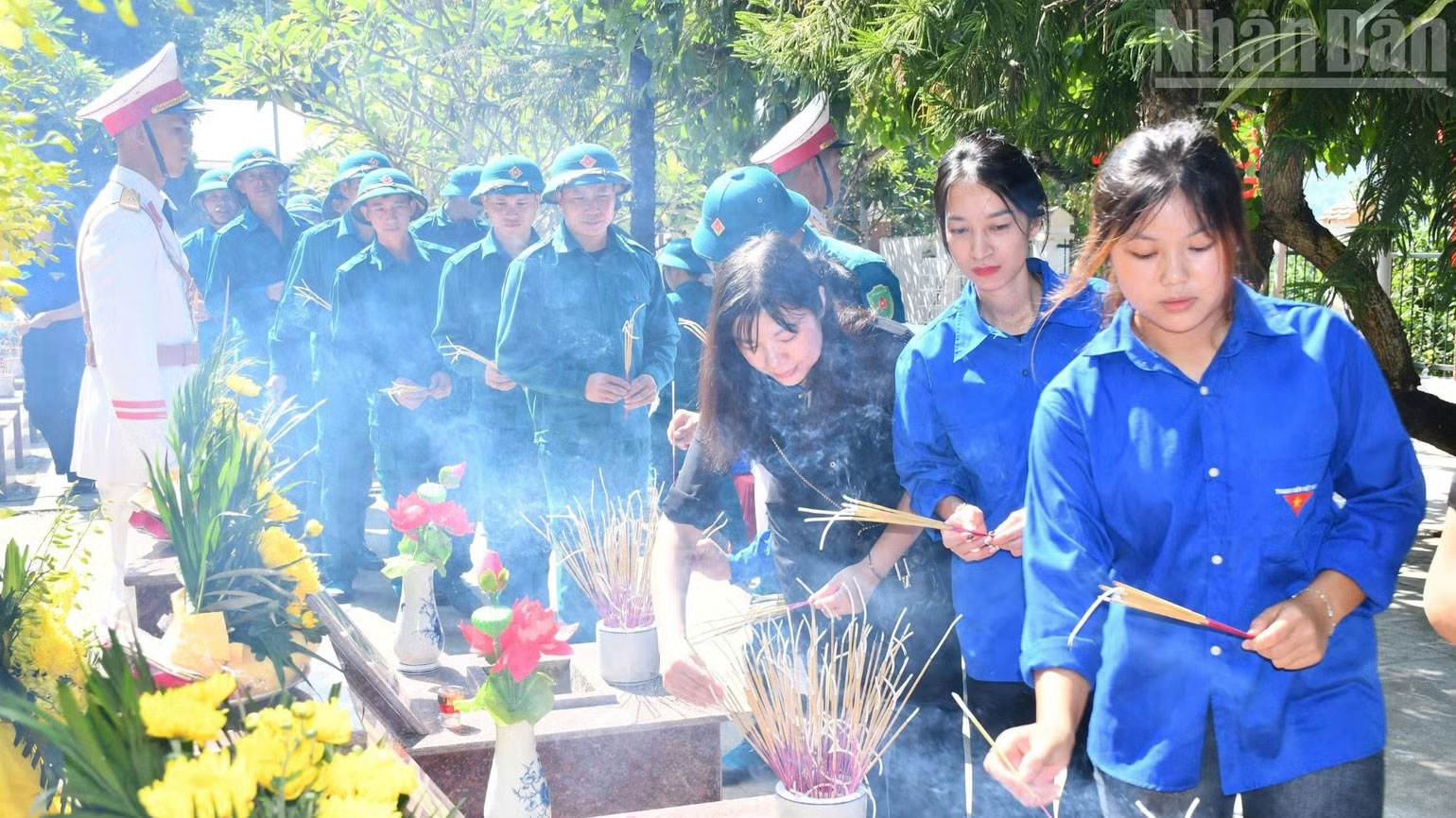 Các lực lượng thanh niên, vũ trang và nhân dân thắp hương tri ân Anh hùng liệt sĩ.
