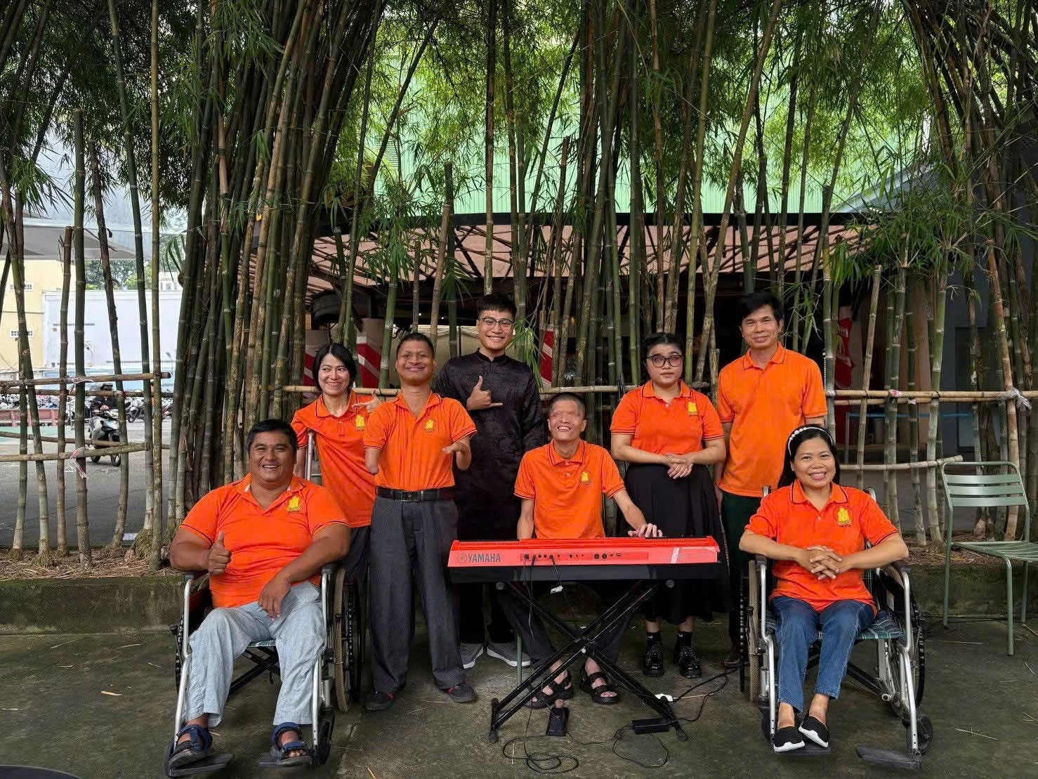 Ban nhạc Da Cam biểu diễn phục vụ du khách tại “Bảo tàng chứng tích chiến tranh” Thành phố Hồ Chí Minh. (Ảnh: Ban tổ chức)