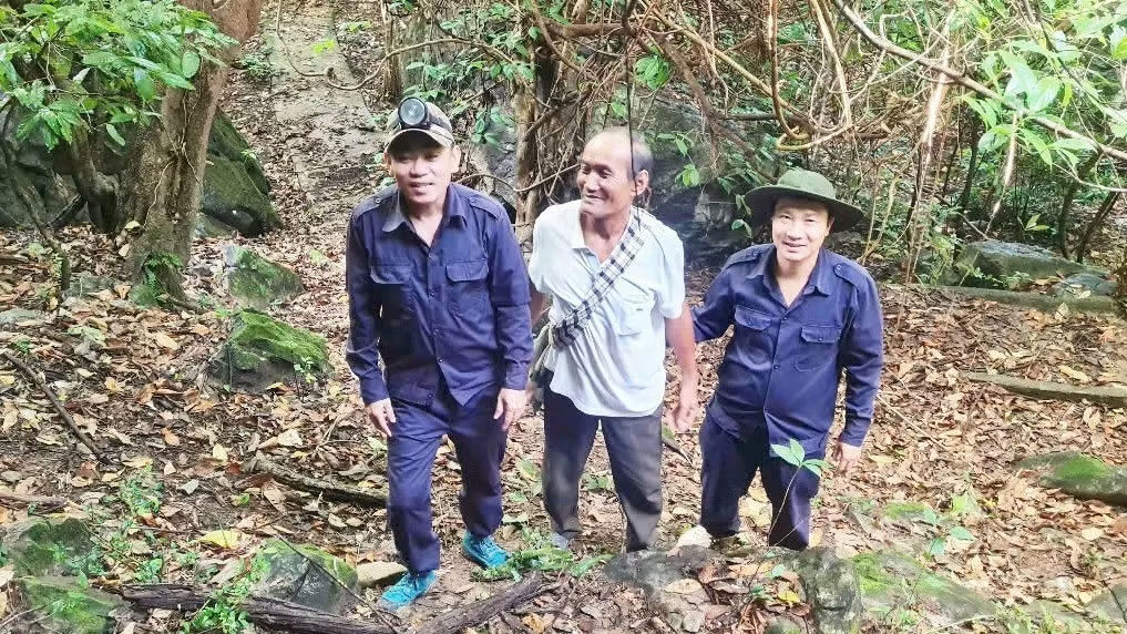 Ông Khăm Vả Xì Chăm Pa ở bản Thặm, xã Na Xể, huyện Thà Khẹc dẫn lực lượng tìm kiếm đến khu vực hang đá trên địa bàn có bộ đội Việt Nam hy sinh. (Ảnh: HC)
