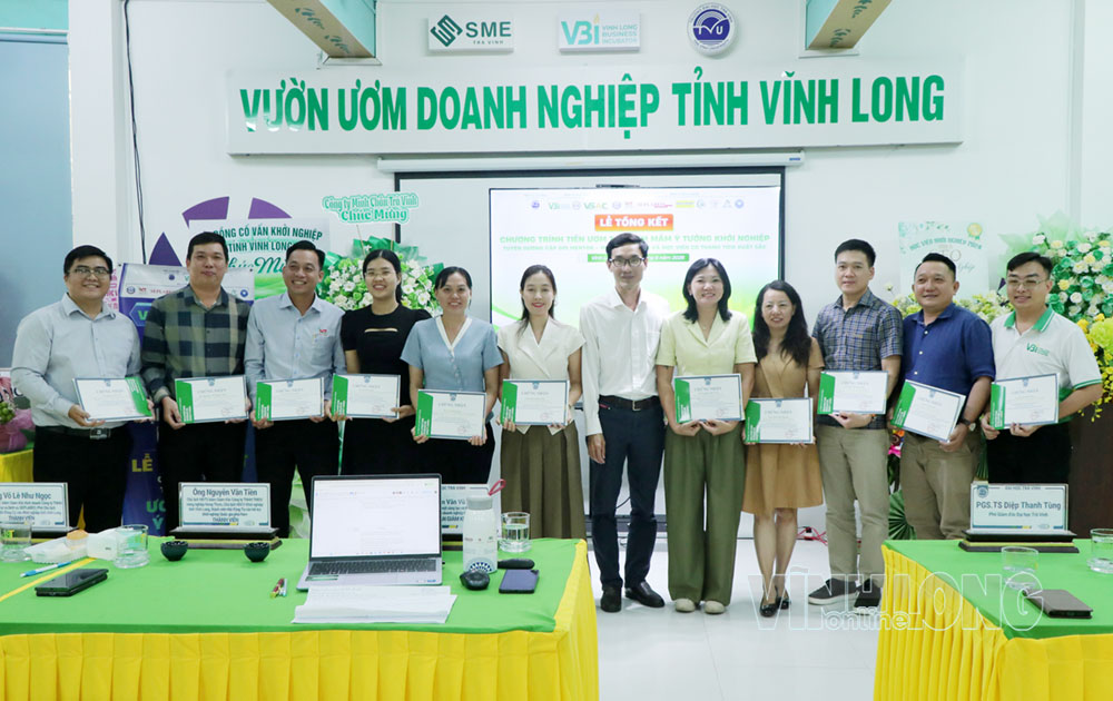 PGS.TS Diệp Thanh Tùng- Phó Giám đốc Đại học Trà Vinh tuyên dương thành viên Hội đồng cố vấn đã đồng hành hướng dẫn học viên.