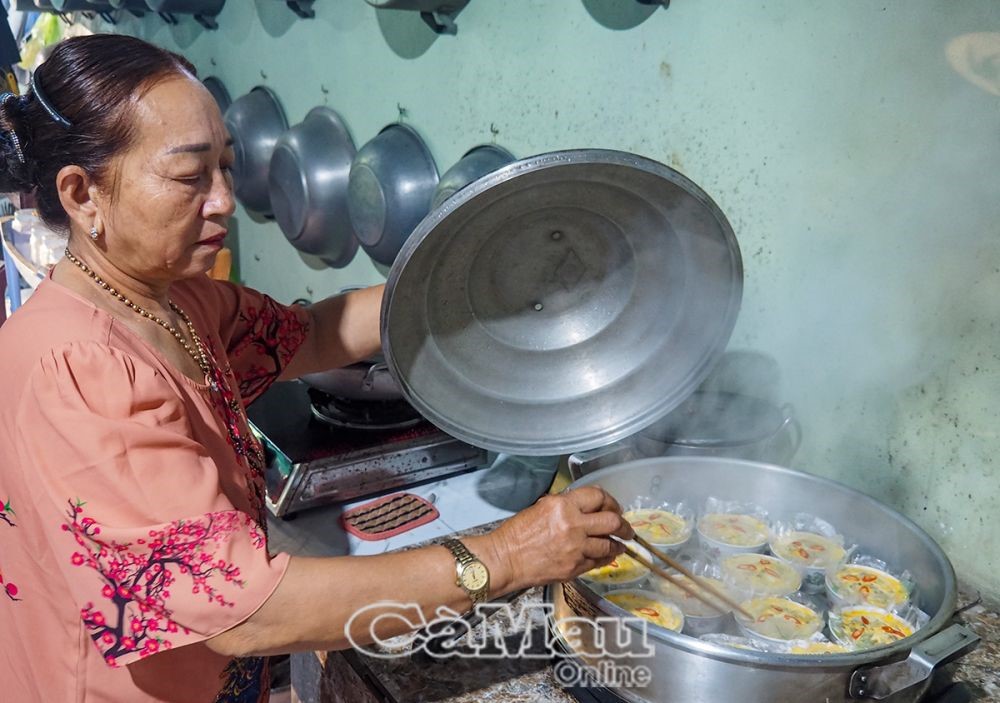 Mắm chưng cách thuỷ, giữ được mùi thơm và tròn vị ngon. Món mắm chưng tuy dân dã nhưng được nhiều người yêu thích. Mắm chưng được trang trí đẹp mắt.