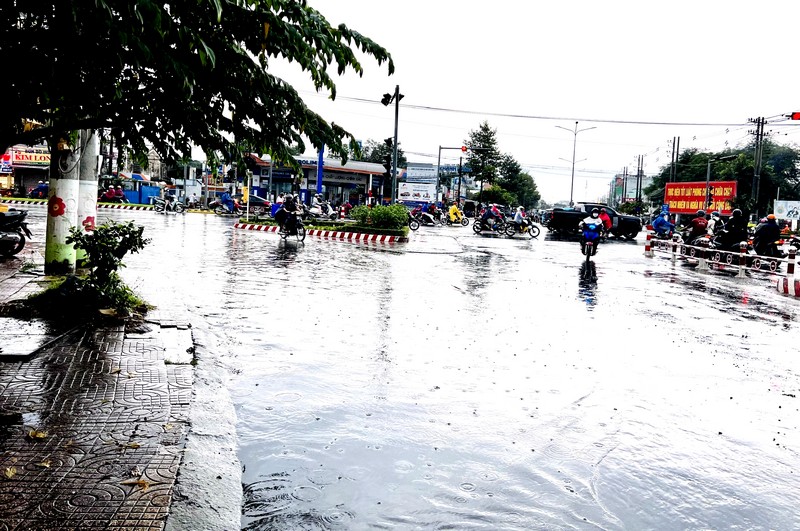 Để giảm ngập cho đô thị và vùng giữa đồng bằng, cần có giải pháp ngắn hạn và lâu dài. Trong ảnh: Một góc TP Vĩnh Long vào mùa mưa lũ.