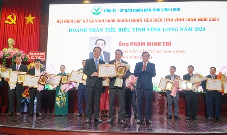 Ông Bùi Văn Nghiêm-Ủy viên BCH Trung ương Đảng, Bí thư Tỉnh ủy; ông Lữ Quang Ngời-Chủ tịch UBND tỉnh trao quyết định công nhận 14 doanh nhân tiêu biểu tỉnh Vĩnh Long năm 2024.