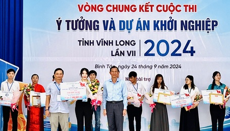 Ông Đặng Văn Chính- Phó Chủ tịch Thường trực UBND tỉnh (người đứng hàng trên, bìa phải) trao giải nhất hạng mục dự án.

