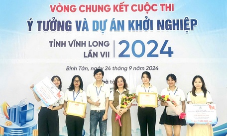 Nhóm tác giải đạt giải nhất ý tưởng và dự án khởi nghiệp.

