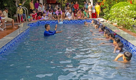 Cần trang bị kỹ năng bơi cho trẻ là một trong những biện pháp phòng, chống tai nạn đuối nước. Ảnh: TẤN TÂN

