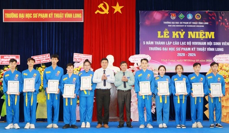 

Lãnh đạo Hội Vovinam tỉnh khen thưởng các võ sinh có thành tích xuất sắc của CLB.