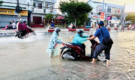 Một đoạn đường Phạm Hùng (Phường 9, TP Vĩnh Long) ngập nặng vào đợt rằm tháng 9 âl vừa qua.