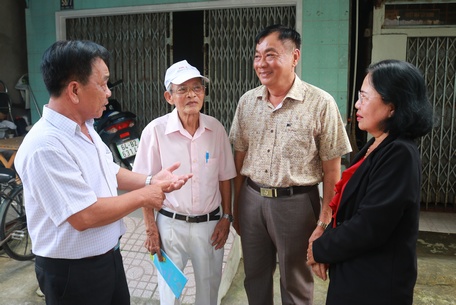 Người cao tuổi Vĩnh Long làm tốt công tác tuyên truyền thực hiện các nhiệm vụ chính trị của địa phương.
