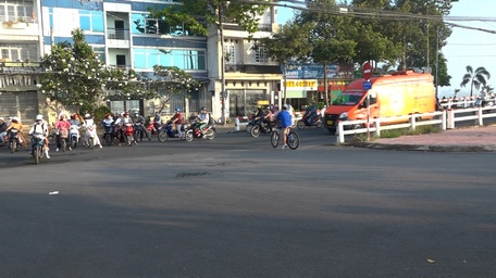 Phương tiện từ bến khách ngang sông An Bình- TP Vĩnh Long chờ băng qua lộ tại cầu Cái Cá.



