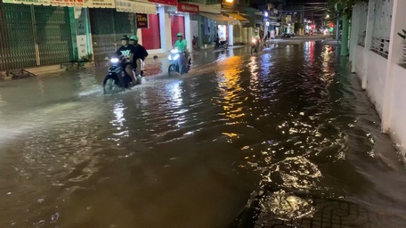 Đường Nguyễn Thị Minh Khai ngập sâu.