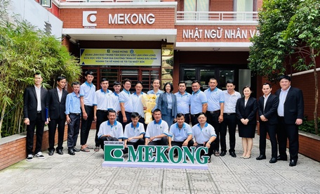  Ban Giám đốc Công ty CP Cung ứng nhân lực Mekong tại TP Hồ Chí Minh tiếp đón 13 tài xế xe tải được Trung tâm Dịch vụ việc làm đưa lên tham gia chương trình.