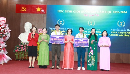 Học sinh đạt giải kỳ thi chọn học sinh giỏi quốc gia được tuyên dương trong đợt này.

