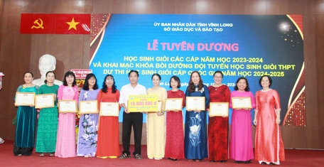 Khen thưởng cho giáo viên ôn thi học sinh giỏi quốc gia.

