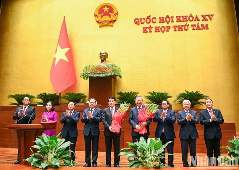 Thủ tướng Phạm Minh Chính, Chủ tịch Quốc hội Trần Thanh Mẫn, Chủ tịch Ủy ban Trung ương Mặt trận Tổ quốc Việt Nam Đỗ Văn Chiến cùng các đồng chí Phó Chủ tịch Quốc hội trao hoa tặng Tổng Bí thư Tô Lâm và Chủ tịch nước Lương Cường.

