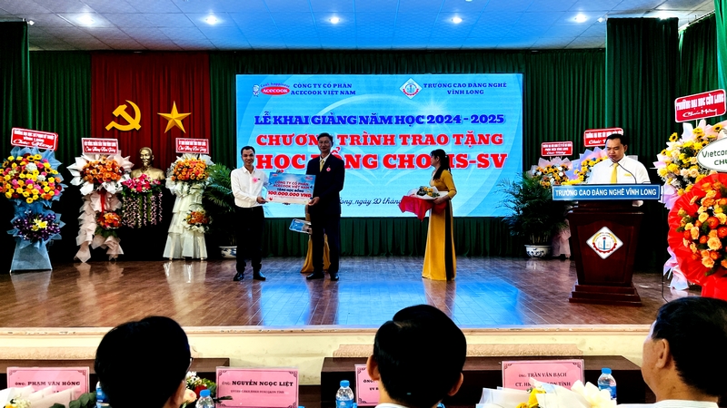 Thạc sĩ Huỳnh Minh Hiệp – đại diện Hội đồng trường nhận bảng biểu trưng học bổng từ nhà hảo tâm để trao cho các học sinh, sinh viên.