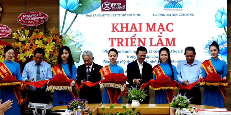 Các đại biểu cắt băng khai mạc triển lãm.