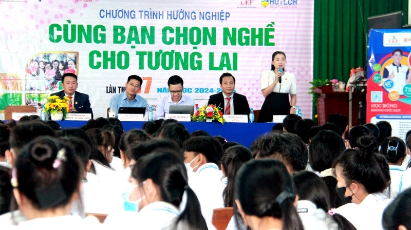 Chương trình tư vấn cho học sinh Trường THPT Phạm Hùng (Long Hồ).