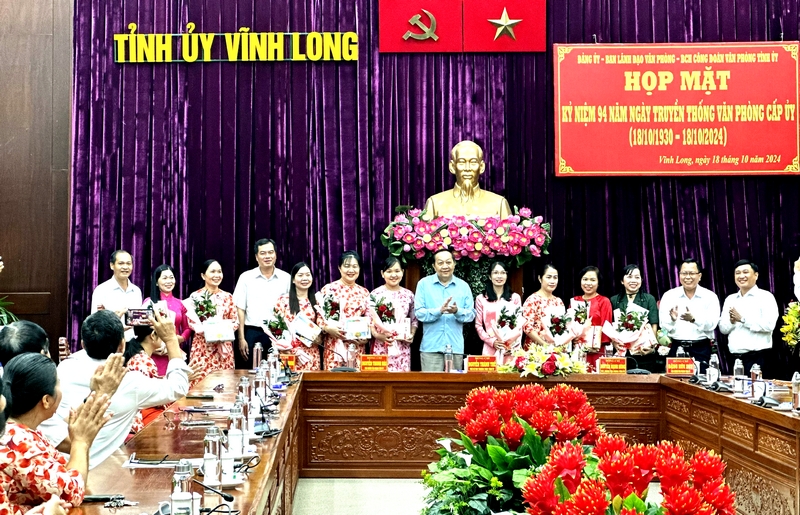 Phó Bí thư Thường trực Tỉnh ủy Nguyễn Thành Thế tặng hoa chúc mừng ngày truyền thống ngành và ngày Phụ nữ Việt Nam.