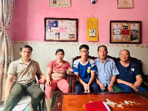 Từ trái sang: anh Thắng, chị Bích, con trai và ba mẹ ruột.