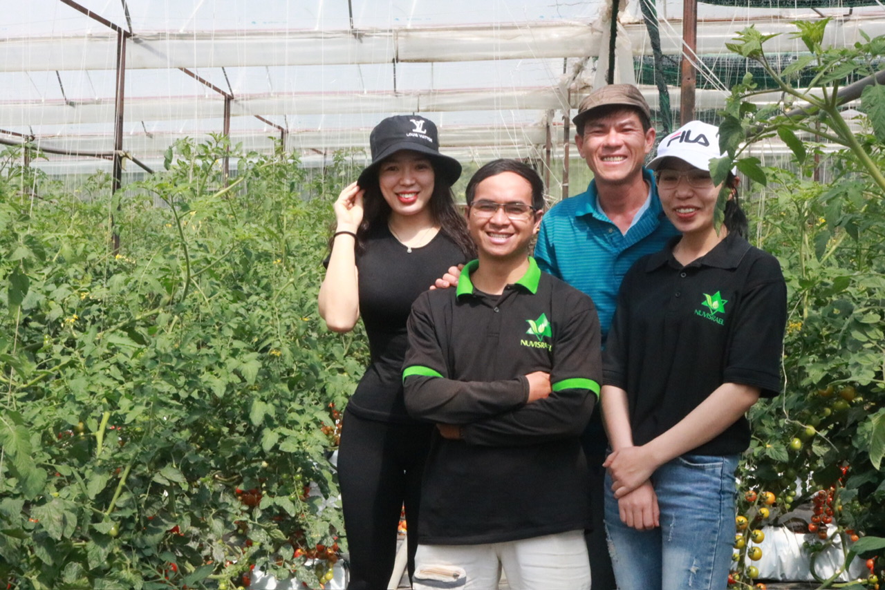Bùi Hải Yến (bên trái) trao đổi về nông nghiệp cùng nông dân tỉnh Lâm Đồng - Ảnh: NVCC
