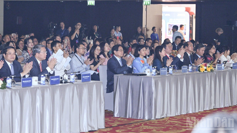 Thủ tướng Chính phủ Phạm Minh Chính và các đồng chí lãnh đạo, các đại biểu tham dự Chương trình Toàn cảnh kinh tế tư nhân Việt Nam 2025. (Ảnh: TRẦN HẢI)

