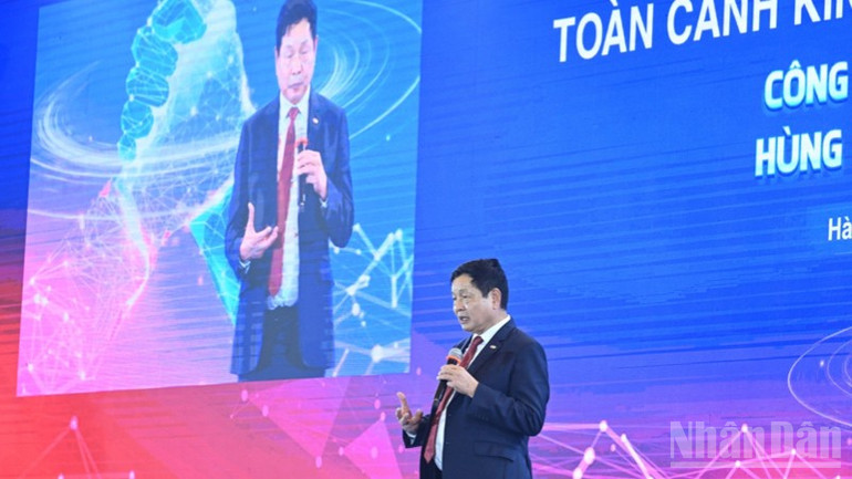 Chủ tịch Hội đồng quản trị Tập đoàn FPT Trương Gia Bình, Trưởng Ban IV phát biểu tại Toàn cảnh kinh tế tư nhân Việt Nam 2025. (Ảnh: TRẦN HẢI)

