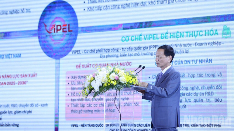 Chủ tịch Hội đồng quản trị Tập đoàn Geleximco Vũ Văn Tiền trình bày tham luận tại Toàn cảnh kinh tế tư nhân Việt Nam 2025. (Ảnh: TRẦN HẢI)

