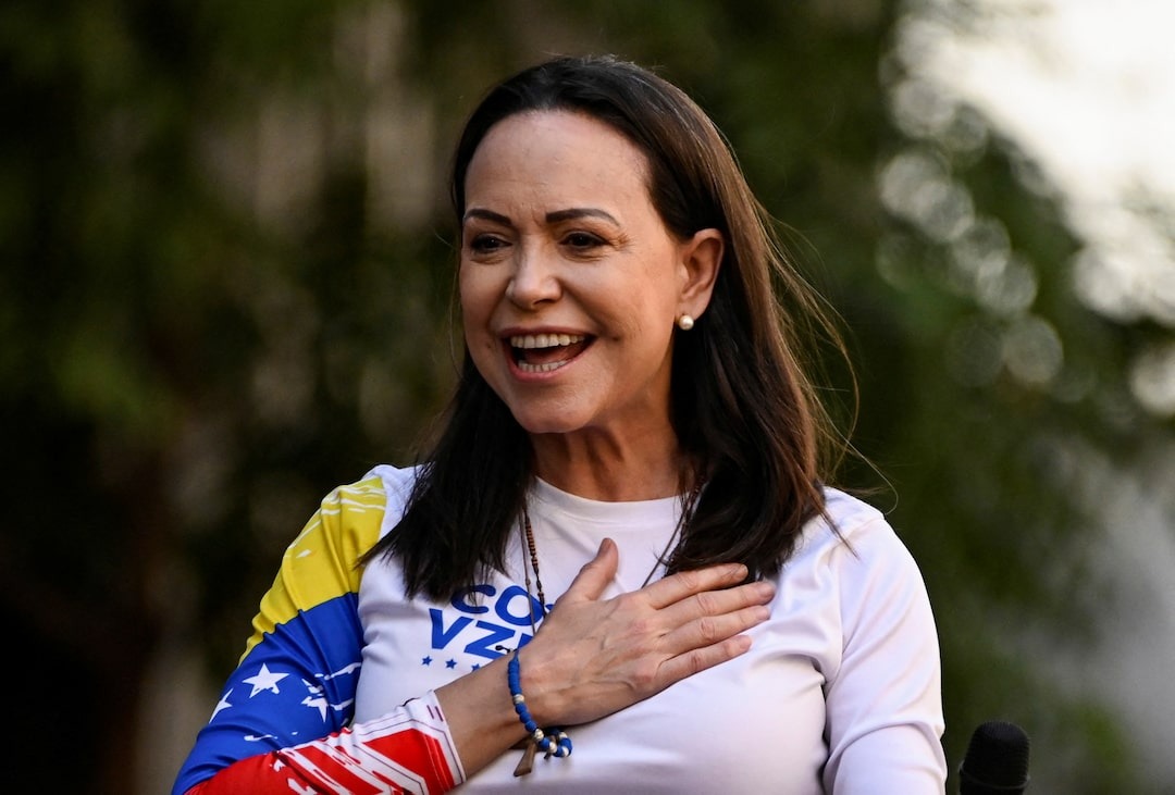 Lãnh đạo phe đối lập Venezuela Maria Corina Machado ra hiệu trong một cuộc biểu tình diễn ra trước lễ nhậm chức nhiệm kỳ thứ ba của Tổng thống Nicolás Maduro tại Caracas, Venezuela vào ngày 9-1-2025 - Ảnh: REUTERS

