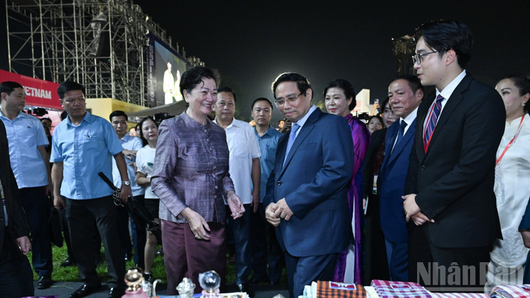 Thủ tướng Chính phủ Phạm Minh Chính và các lãnh đạo tham quan các Không gian Văn hóa quốc gia của các nước tham dự Lễ hội. (Ảnh: TRẦN HẢI)