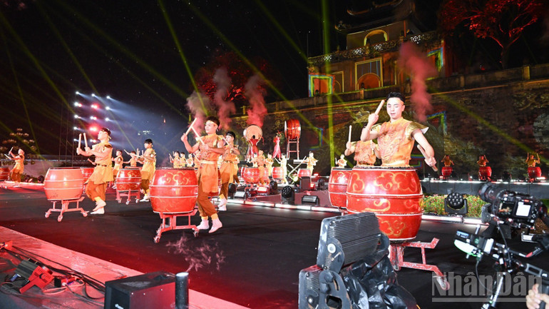 Tiết mục trống hội đậm đà bản sắc văn hóa dân tộc được biểu diễn tại Lễ khai mạc. (Ảnh: TRẦN HẢI)